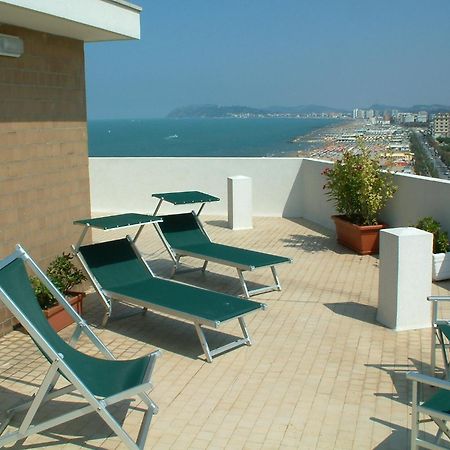 ריצ'יונה Alexandra Plaza Hotel מראה חיצוני תמונה