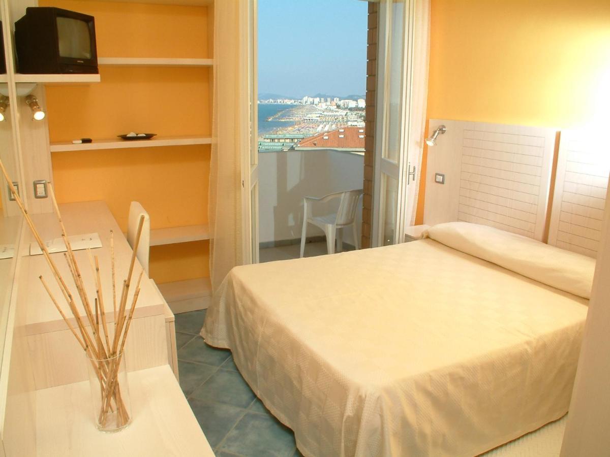 ריצ'יונה Alexandra Plaza Hotel מראה חיצוני תמונה