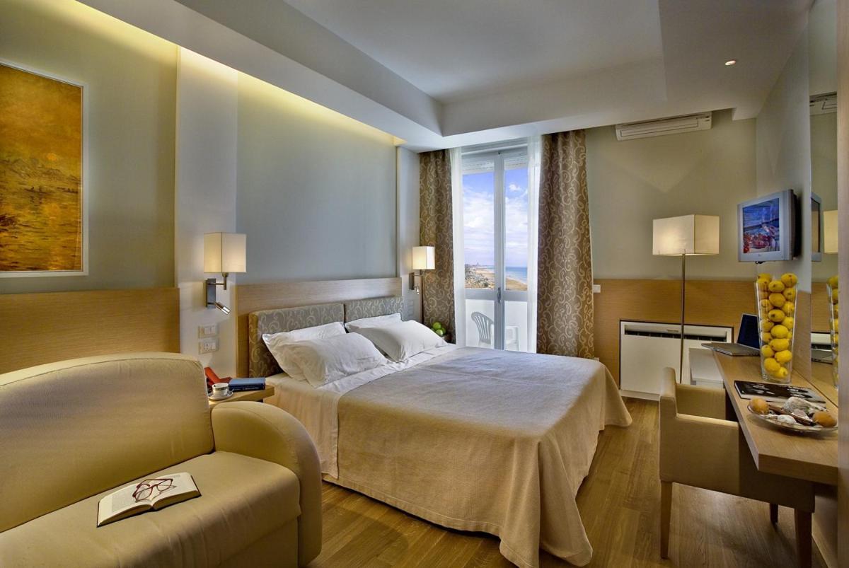 ריצ'יונה Alexandra Plaza Hotel מראה חיצוני תמונה