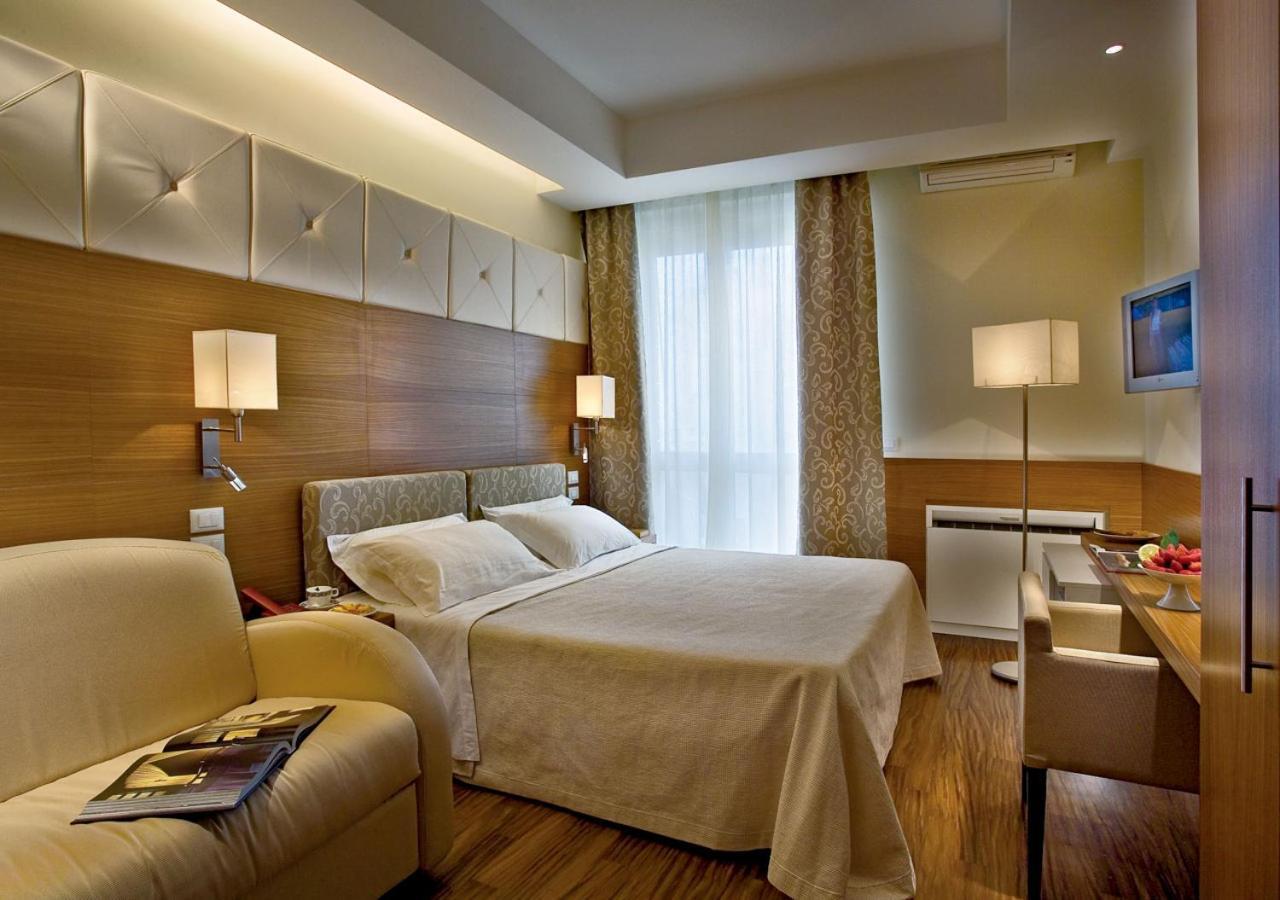 ריצ'יונה Alexandra Plaza Hotel מראה חיצוני תמונה