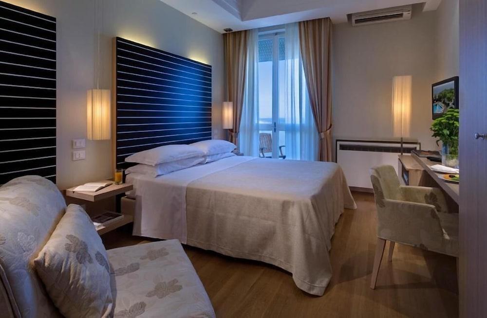 ריצ'יונה Alexandra Plaza Hotel מראה חיצוני תמונה