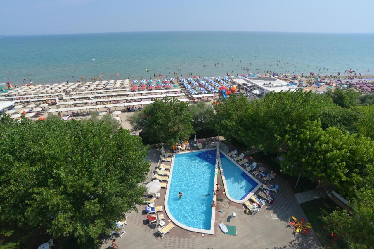 ריצ'יונה Alexandra Plaza Hotel מראה חיצוני תמונה