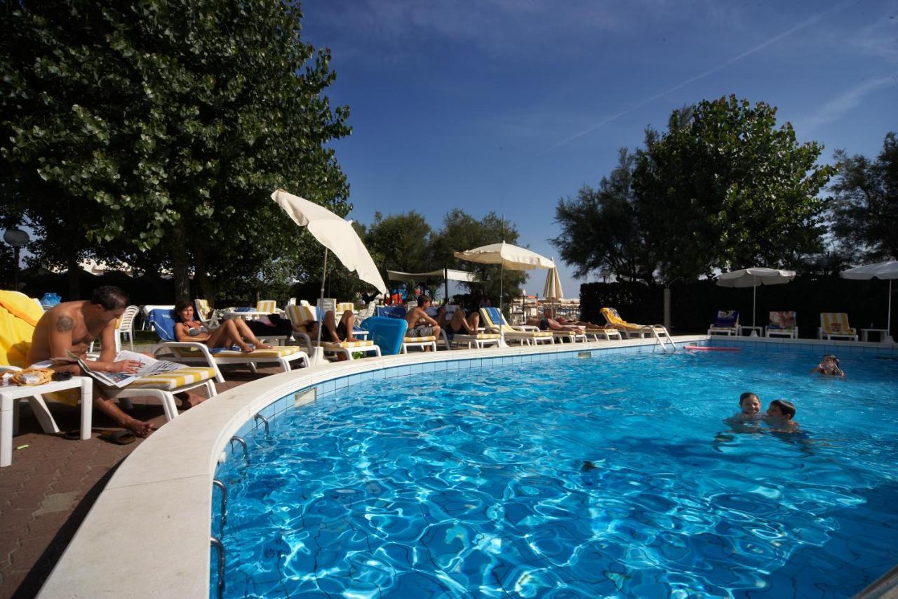 ריצ'יונה Alexandra Plaza Hotel מראה חיצוני תמונה