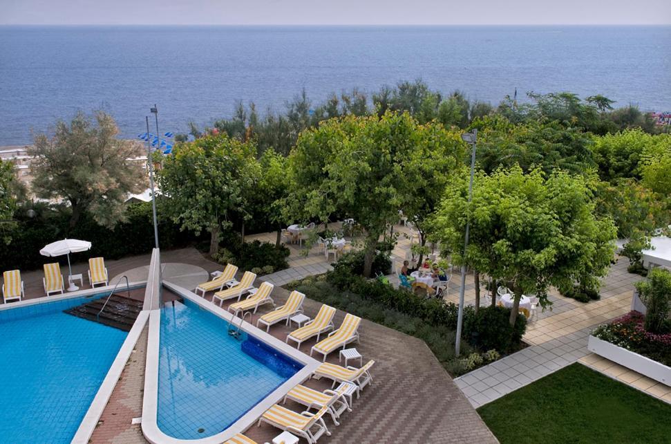 ריצ'יונה Alexandra Plaza Hotel מראה חיצוני תמונה