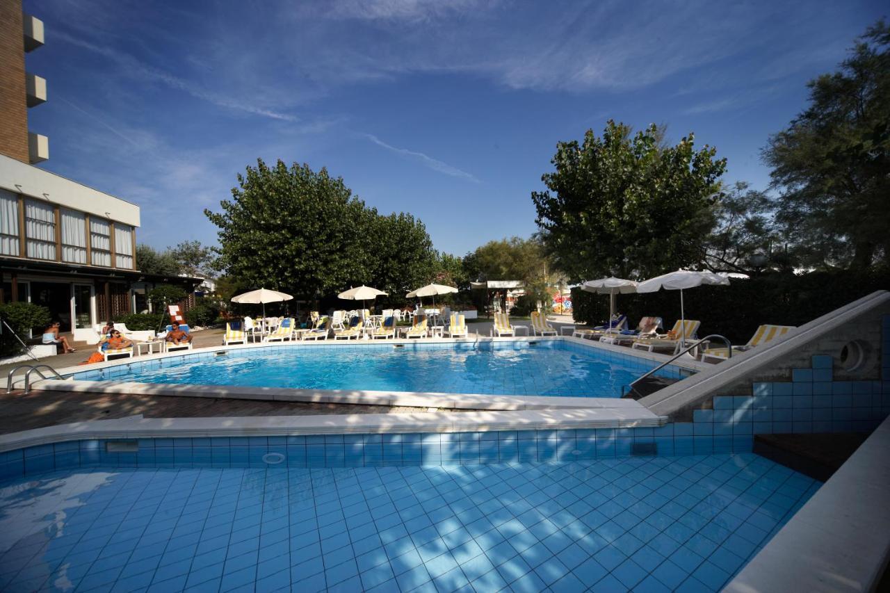 ריצ'יונה Alexandra Plaza Hotel מראה חיצוני תמונה