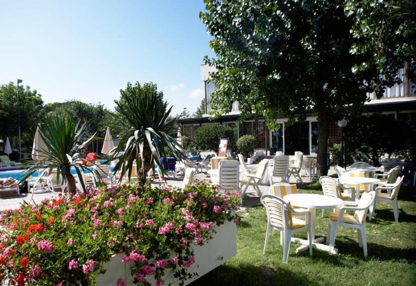 ריצ'יונה Alexandra Plaza Hotel מראה חיצוני תמונה