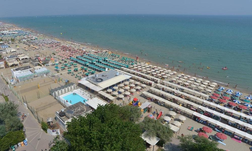 ריצ'יונה Alexandra Plaza Hotel מראה חיצוני תמונה