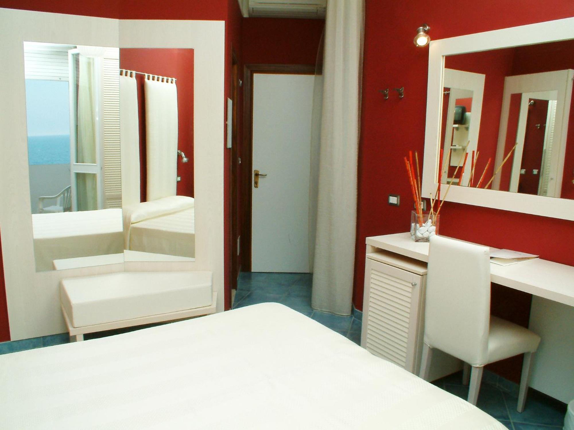 ריצ'יונה Alexandra Plaza Hotel מראה חיצוני תמונה