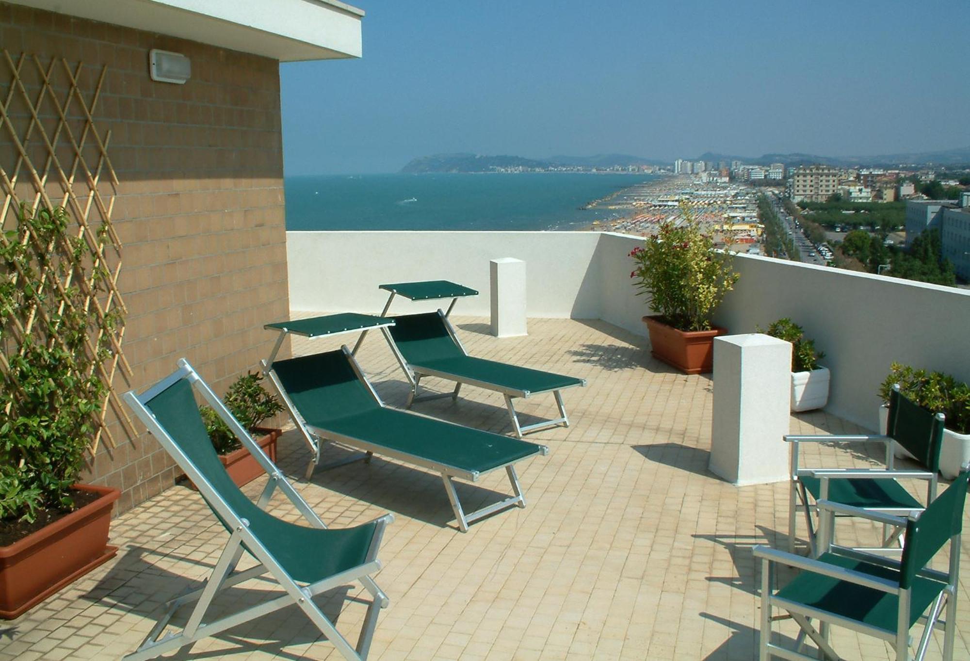 ריצ'יונה Alexandra Plaza Hotel מראה חיצוני תמונה