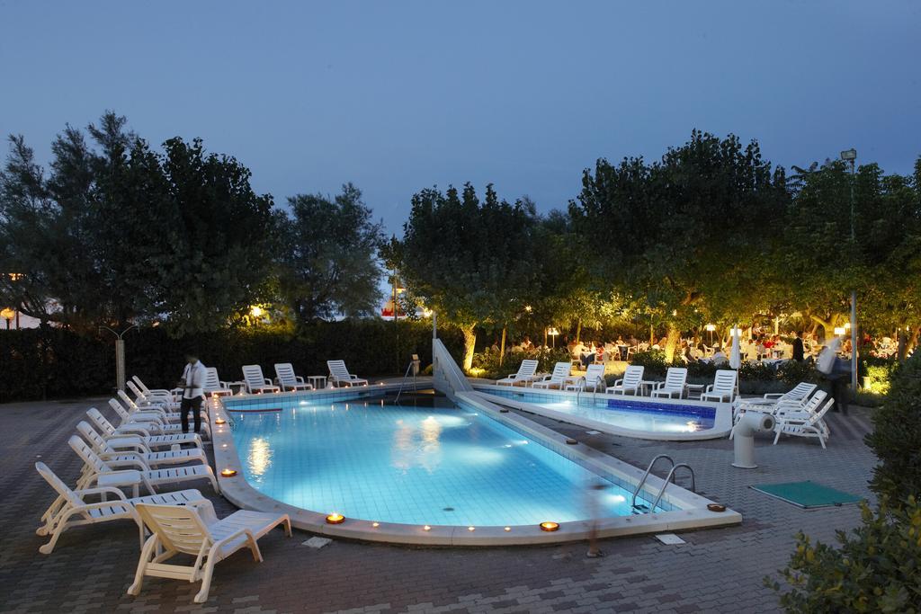 ריצ'יונה Alexandra Plaza Hotel מראה חיצוני תמונה